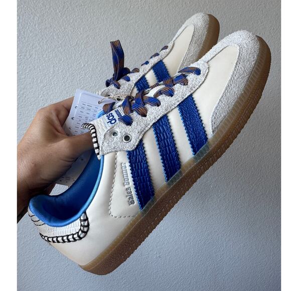 Athletic_Shoes